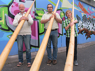 Trio vor der Wand an der Musikschule