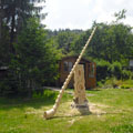 Das missglückte Alphorn wurde zu einem "Monument" umgebaut und steht am Regenberg in Zella-Mehlis.