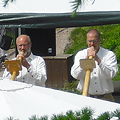 Thomas und Sebastian Darr spielen Alphorn im Rennsteiggarten