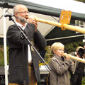 Erster Auftritt von Hermann (12 Jahre) zum Herbstfest im Rennsteiggarten im Duo am Alphorn mit seinem Vater.