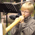 Erster Auftritt von Hermann (12 Jahre) zum Herbstfest im Rennsteiggarten im Duo am Alphorn mit seinem Vater.