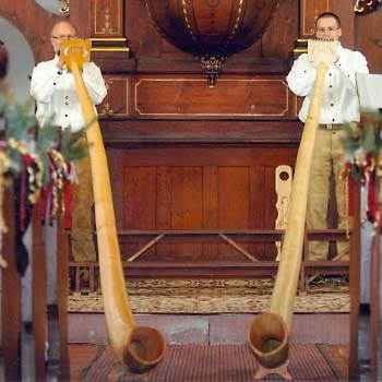 Sebastian und Thomas Darr spielen Alphorn in der Suhler Haupkirche